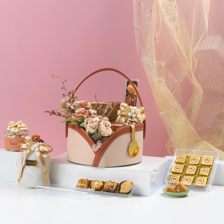 The Blush Luxe Basket, 680g Net Contents
