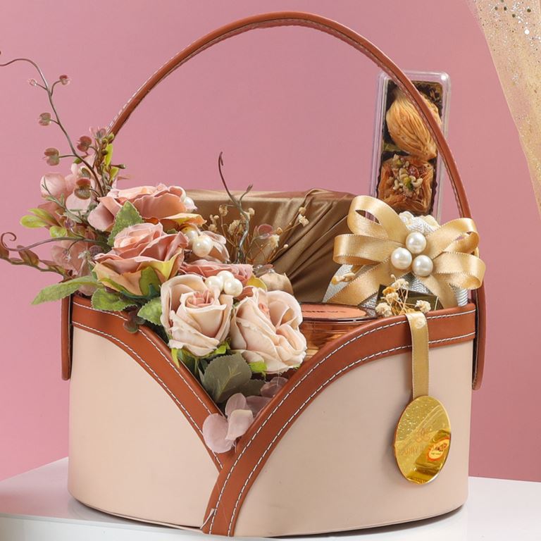 The Blush Luxe Basket, 680g Net Contents