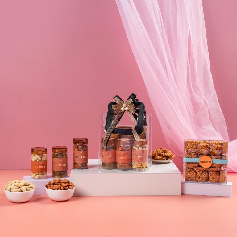 Golden Indulgence Hamper 840g Net Contents