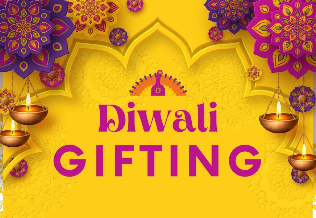 प्रीमियम गिफ्ट ट्रे, जिसमें काजू, बादाम, पिस्ता और किशमिश हैं और हरी इलायची से सजा हुआ है 