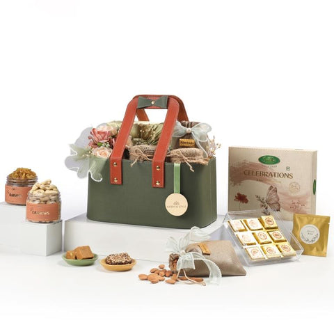 The Blush Luxe Basket, 950g net contents