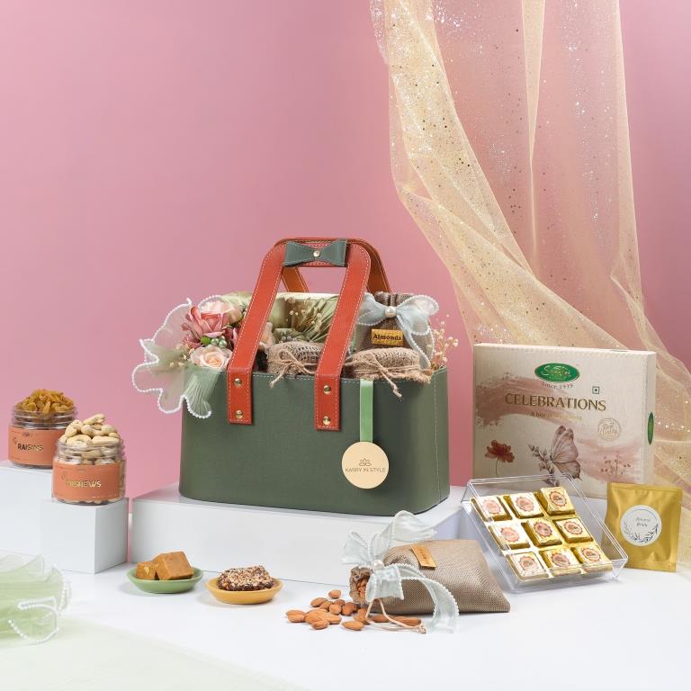 The Blush Luxe Basket, 950g net contents