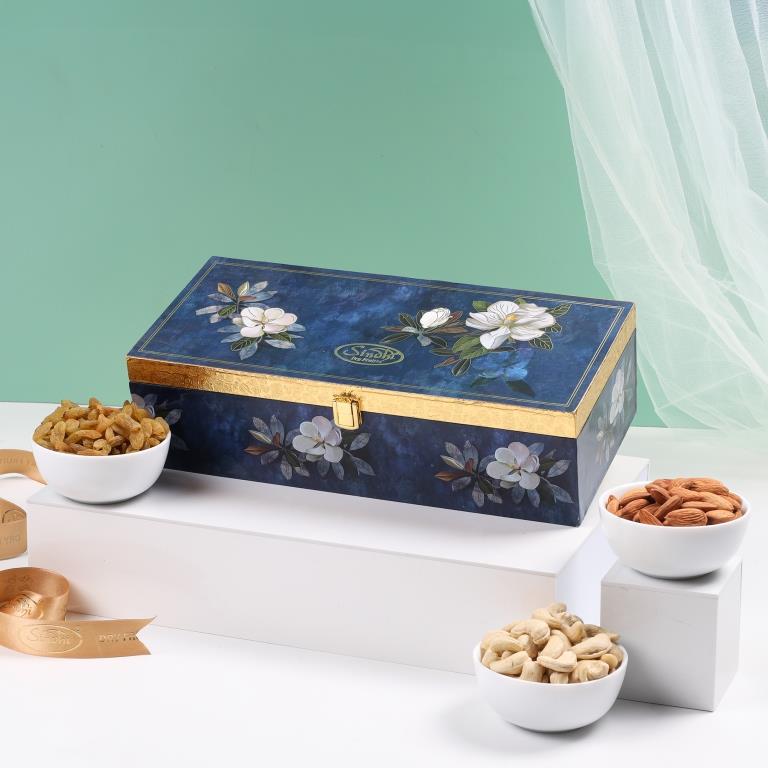Elegant Trio Nut & Raisins Gift Box, 570g Net Contents