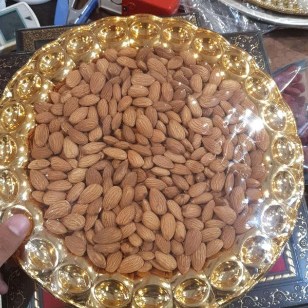 एक फैंसी प्लास्टिक ट्रे में शुद्ध बादाम 500 ग्राम