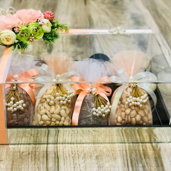 1 किलो सूखे मेवे और खाने-पीने की चीज़ों के साथ मिरर ट्रे ऐक्रेलिक हैम्पर